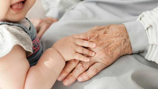 626fd4d0a60d9379a98e85d2_creche_intergenerationnel_ehpad_seniors_residences_lien_convivalite