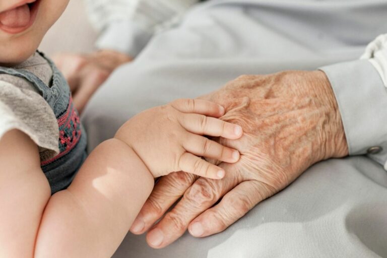 626fd4d0a60d9379a98e85d2_creche_intergenerationnel_ehpad_seniors_residences_lien_convivalite