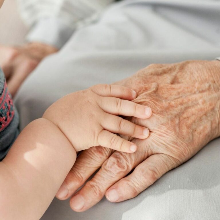 626fd4d0a60d9379a98e85d2_creche_intergenerationnel_ehpad_seniors_residences_lien_convivalite